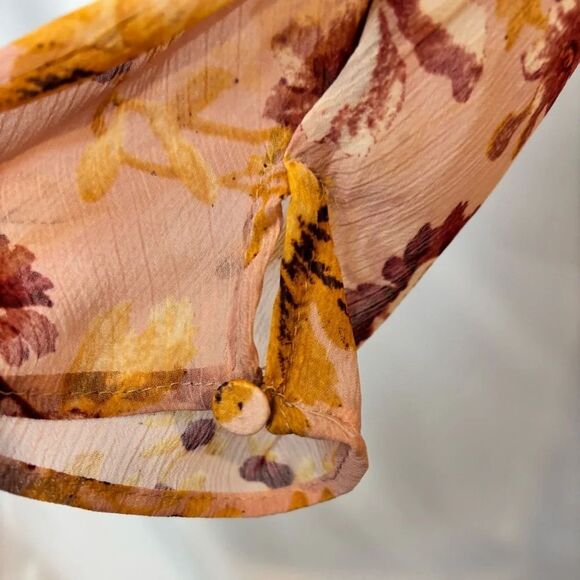 Women’s Express Smocked Floral Top - Picture 5 of 8